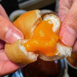 ซาลาเปาทอดไส้ไข่เค็มลาวา 2 ชิ้น