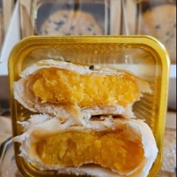 ขนมเปี๊ยะพายฮ่องกงแป้งนุ่มไส้คัสตาร์ดไข่เค็มหวานน้อยแป้งบางเบาทานแล้วได้รสคัสตาร์ดไข่อ่อนๆหอมกรุ่น  แพคละ1ชิ้น