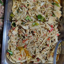 ไก่ผัดเผ็ดหน่อไม้เส้น