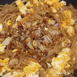 ข้าวราดผัดไชโป๊วใส่ไข่