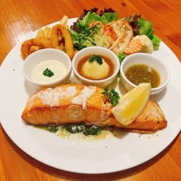 สเต็กปลาแซลมอนซอสไวน์ขาว