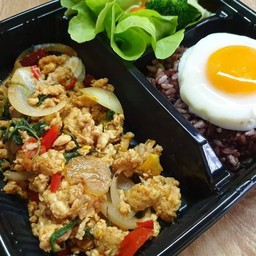 ผัดกระเพราไก่ +ไข่