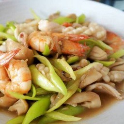 กุ้ง+หมึกผัดพริกหยวก