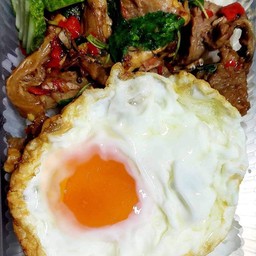 ผัดกระเพราเนื้อเปื่อยไข่ดาว