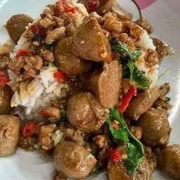 กะเพราลูกชิ้นเนื้อ