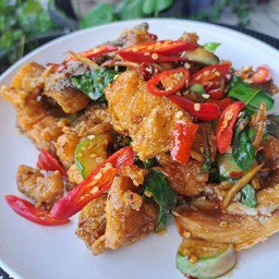 ปลากะพงทอดผัดฉ่า