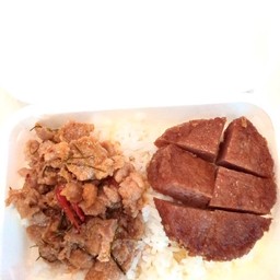 ข้าวราด1อย่างกับหมูหมักกระเทียม