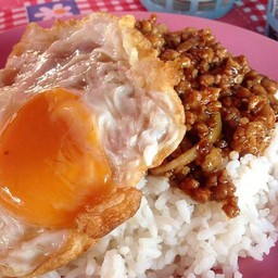 ข้าวไก่สับผัดพริกเผา ไข่ดาว