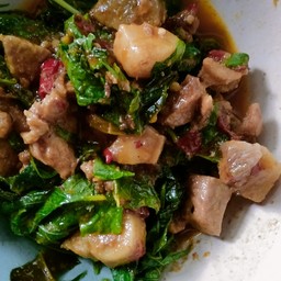 ผัดเผ็ดหมูใบยี่หล่า