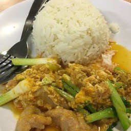 ข้าวหมูผัดผงกะหรี่