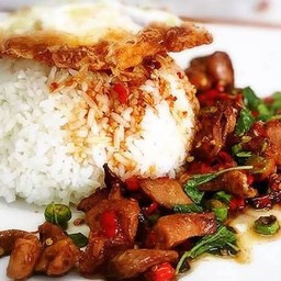 ผัดกะเพราหมูย่างราดข้าว