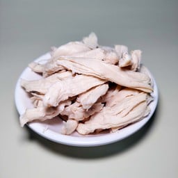 เด็กอ้วนก๋วยเตี๋ยวเส้นหมี่ไก่ฉีก