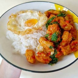 ผัดกะเพราไก่ทอดราดข้าว