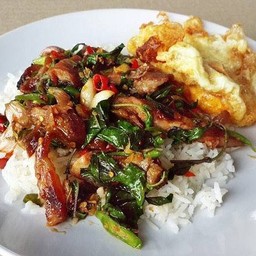 ผัดกะเพราไก่ย่างราดข้าว