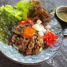 ข้าวหน้าเนื้อ ซอสโชยุ ไข่ดอง