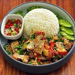 ข้าวหมูกรอบคั่วพริกเกลือ