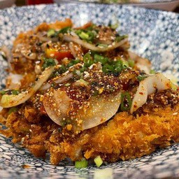 ข้าวไก่ทอดยำแซ่บ