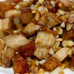 ข้าวหมูกรอบผัดน้ำมันหอย
