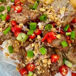 หมูหมักพริกเกลือราดข้าว
