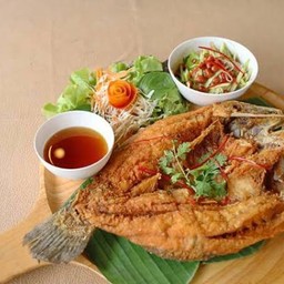 ปลากระพงทอดยำ
