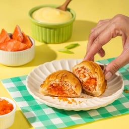 กะหรี่ปั๊บ ไส้ปูอัดสลัดไข่กุ้ง (1 ชิ้น)