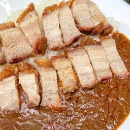 ข้าวแกงกรี่หมูกรอบ