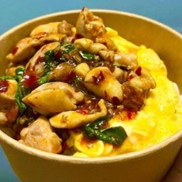 ข้าวกะเพาไก่ไข่ข้น