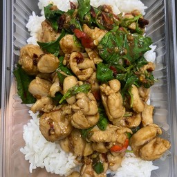 ข้าวกระเพราไก่ชิ้น