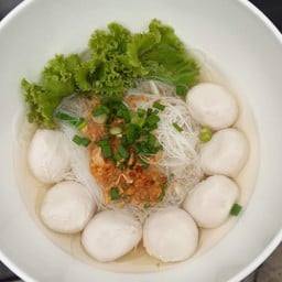 ก๋วยเตี๋ยวลูกชิ้นหมูล้วน