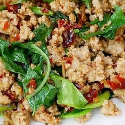 หมูสับผัดโหระพาราดข้าว