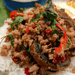 กะเพราไข่เยี่ยวม้า + ไข่ดาว
