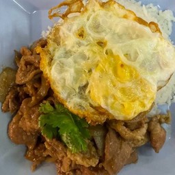 ผัดน้ำมันหอยไข่ดาวราดข้าว