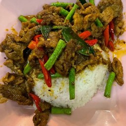 ผัดพริกแกงราดข้าว
