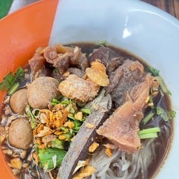 ก๋วยเตี๋ยวเนื้อตุ๋น ชามใหญ่