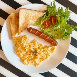 ชุด อาหารเช้า ไข่คน (Scrambled eggs) และไส้กรอก