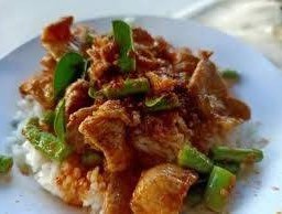 ผัดพริกแกงไก่ราดข้าว