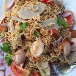 ยำมาม่าพี่หมูยอน้องไส้กรอก