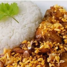 หมูกระเทียมราดข้าว