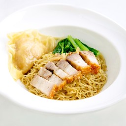 บะหมี่เกี๊ยวจัมโบ้หมูกรอบ