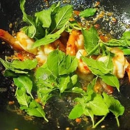 ผัดกระเพรา กับข้าว (Pad Gaprao)