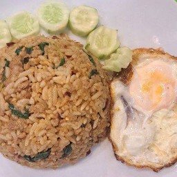 กระเพราหมูสับคลุกข้าวไข่ดาว