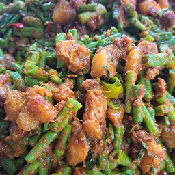 ผัดพริกแกงถั่วหมูสามชั้น