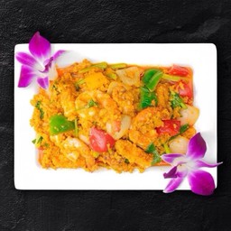 ผัดผงกระหรี่ (Stir-Fried Curry Powder)