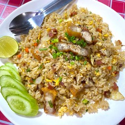 ข้าวผัดหมูกรอบ