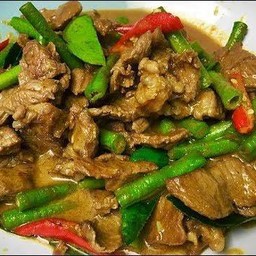 ข้าวราดผัดพริกแกงใต้หมูชิ้น.