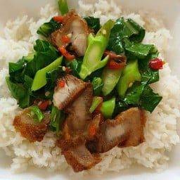 ข้าวราดคะน้าหมูกรอบน้ำมันหอย