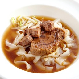 เส้นใหญ่เนื้อตุ๋น