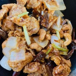 ไก่ผัดเม็ดมะม่วงหิมพานต์ซอสมะขาม