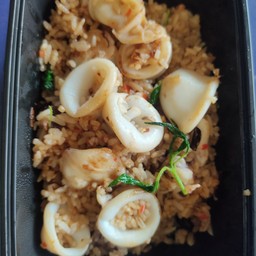 ข้าวคลุกกะเพราหมึกพริกแห้ง