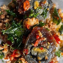 ข้าวราด กระเพราไข่เยี่ยวม้า